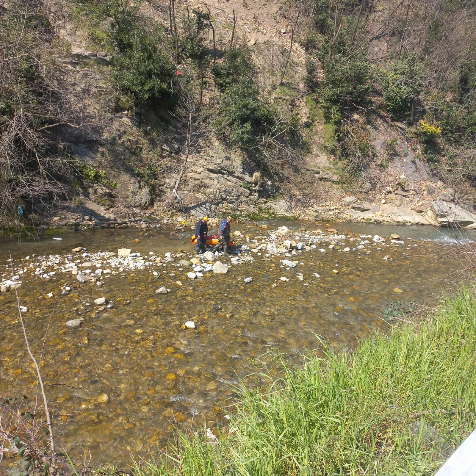 Dere yatağına düşen kadın hastaneye kaldırıldı